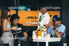 Emerson Fittipaldi (BRA) with his wife Rossana Fanucchi (BRA), son Emerson (BRA) and daughter Vittoria Emerson Fittipaldi (BRA). 03.12.2021 Formula 1 World Championship, Rd 21, Saudi Arabian Grand Prix, Jeddah, Saudi Arabia, Practice Day.