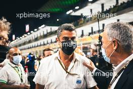 Michael Masi (AUS) FIA Race Director with Chase Carey (USA) on the grid. 05.12.2021. Formula 1 World Championship, Rd 21, Saudi Arabian Grand Prix, Jeddah, Saudi Arabia, Race Day.