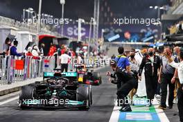 Race winner Lewis Hamilton (GBR) Mercedes AMG F1 W12 celebrates as he passes the team in the pits at the end of the race. 05.12.2021. Formula 1 World Championship, Rd 21, Saudi Arabian Grand Prix, Jeddah, Saudi Arabia, Race Day.