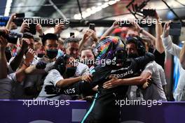 Race winner Lewis Hamilton (GBR) Mercedes AMG F1 celebrates with the team in parc ferme. 05.12.2021. Formula 1 World Championship, Rd 21, Saudi Arabian Grand Prix, Jeddah, Saudi Arabia, Race Day.