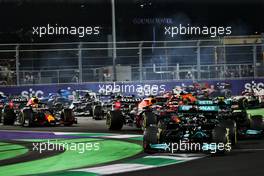 Max Verstappen (NLD) Red Bull Racing RB16B follows Lewis Hamilton (GBR) Mercedes AMG F1 W12 and Valtteri Bottas (FIN) Mercedes AMG F1 W12 at the start of the race. 05.12.2021. Formula 1 World Championship, Rd 21, Saudi Arabian Grand Prix, Jeddah, Saudi Arabia, Race Day.