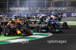 Lewis Hamilton (GBR) Mercedes AMG F1 W12 and Max Verstappen (NLD) Red Bull Racing RB16B battle for the lead at the first race restart. 05.12.2021. Formula 1 World Championship, Rd 21, Saudi Arabian Grand Prix, Jeddah, Saudi Arabia, Race Day.