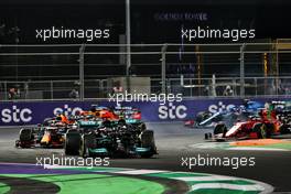 Lewis Hamilton (GBR) Mercedes AMG F1 W12 leads at the start of the race. 05.12.2021. Formula 1 World Championship, Rd 21, Saudi Arabian Grand Prix, Jeddah, Saudi Arabia, Race Day.