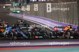 Esteban Ocon (FRA), Alpine F1 Team and Lewis Hamilton (GBR), Mercedes AMG F1   05.12.2021. Formula 1 World Championship, Rd 21, Saudi Arabian Grand Prix, Jeddah, Saudi Arabia, Race Day.