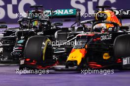 Max Verstappen (NLD) Red Bull Racing RB16B and Lewis Hamilton (GBR) Mercedes AMG F1 W12. 05.12.2021. Formula 1 World Championship, Rd 21, Saudi Arabian Grand Prix, Jeddah, Saudi Arabia, Race Day.