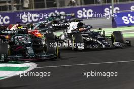 Sebastian Vettel (GER) Aston Martin F1 Team AMR21 and Yuki Tsunoda (JPN) AlphaTauri AT02 battle for position. 05.12.2021. Formula 1 World Championship, Rd 21, Saudi Arabian Grand Prix, Jeddah, Saudi Arabia, Race Day.