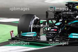 Lewis Hamilton (GBR) Mercedes AMG F1 W12 - broken front wing. 05.12.2021. Formula 1 World Championship, Rd 21, Saudi Arabian Grand Prix, Jeddah, Saudi Arabia, Race Day.