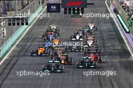 Lewis Hamilton (GBR) Mercedes AMG F1 W12 leads at the start of the race. 05.12.2021. Formula 1 World Championship, Rd 21, Saudi Arabian Grand Prix, Jeddah, Saudi Arabia, Race Day.