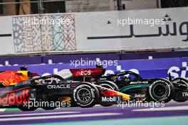 (L to R): Max Verstappen (NLD) Red Bull Racing RB16B and Lewis Hamilton (GBR) Mercedes AMG F1 W12 battle for the lead of the race at the first race restart. 05.12.2021. Formula 1 World Championship, Rd 21, Saudi Arabian Grand Prix, Jeddah, Saudi Arabia, Race Day.