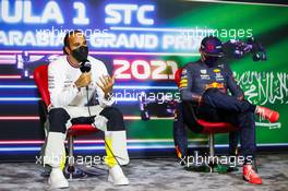 (L to R): Lewis Hamilton (GBR) Mercedes AMG F1 and Max Verstappen (NLD) Red Bull Racing in the post qualifying FIA Press Conference. 04.12.2021. Formula 1 World Championship, Rd 21, Saudi Arabian Grand Prix, Jeddah, Saudi Arabia, Qualifying Day.