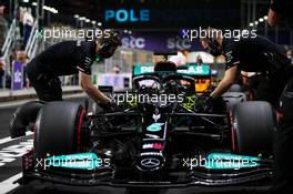 Pole sitter Lewis Hamilton (GBR) Mercedes AMG F1 W12 in qualifying parc ferme. 04.12.2021. Formula 1 World Championship, Rd 21, Saudi Arabian Grand Prix, Jeddah, Saudi Arabia, Qualifying Day.