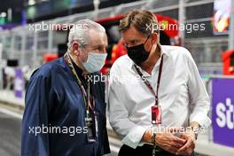 (L to R): Alan Jones (AUS) with Martin Whitaker (GBR) CEO Saudi Arabian GP. 05.12.2021. Formula 1 World Championship, Rd 21, Saudi Arabian Grand Prix, Jeddah, Saudi Arabia, Race Day.