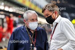 (L to R): Alan Jones (AUS) with Martin Whitaker (GBR) CEO Saudi Arabian GP. 05.12.2021. Formula 1 World Championship, Rd 21, Saudi Arabian Grand Prix, Jeddah, Saudi Arabia, Race Day.