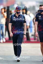 (L to R): Max Verstappen (NLD) Red Bull Racing with Bradley Scanes (GBR) Red Bull Racing Physio and Performance Coach. 05.12.2021. Formula 1 World Championship, Rd 21, Saudi Arabian Grand Prix, Jeddah, Saudi Arabia, Race Day.