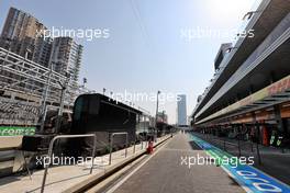 Circuit atmosphere - Pit lane. 02.12.2021. Formula 1 World Championship, Rd 21, Saudi Arabian Grand Prix, Jeddah, Saudi Arabia, Preparation Day.