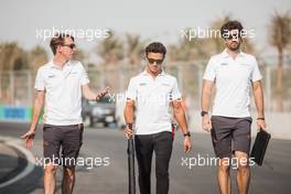Lando Norris (GBR) McLaren walks the circuit with the team. 02.12.2021. Formula 1 World Championship, Rd 21, Saudi Arabian Grand Prix, Jeddah, Saudi Arabia, Preparation Day.
