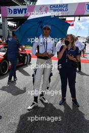 George Russell (GBR) Williams Racing with Sophie Ogg (GBR) Williams Racing Head of F1 Communications on the grid. 27.06.2021. Formula 1 World Championship, Rd 8, Steiermark Grand Prix, Spielberg, Austria, Race Day.