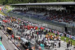 Lewis Hamilton (GBR) Mercedes AMG F1 W12 and Lando Norris (GBR) McLaren MCL35M on the grid. 27.06.2021. Formula 1 World Championship, Rd 8, Steiermark Grand Prix, Spielberg, Austria, Race Day.