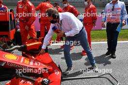 Martin Brundle (GBR) Sky Sports Commentator with an Ferrari SF-21 on the grid. 27.06.2021. Formula 1 World Championship, Rd 8, Steiermark Grand Prix, Spielberg, Austria, Race Day.