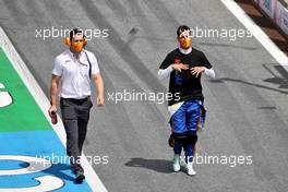 Daniel Ricciardo (AUS) McLaren with Michael Italiano (AUS) McLaren Performance Coach on the grid. 27.06.2021. Formula 1 World Championship, Rd 8, Steiermark Grand Prix, Spielberg, Austria, Race Day.