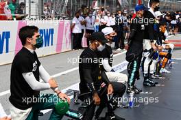Lance Stroll (CDN) Aston Martin F1 Team and Lewis Hamilton (GBR) Mercedes AMG F1 on the grid. 27.06.2021. Formula 1 World Championship, Rd 8, Steiermark Grand Prix, Spielberg, Austria, Race Day.