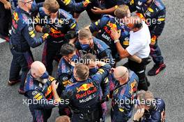 Red Bull Racing celebrate victory for Max Verstappen (NLD) Red Bull Racing. 27.06.2021. Formula 1 World Championship, Rd 8, Steiermark Grand Prix, Spielberg, Austria, Race Day.