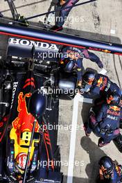 Sergio Perez (MEX) Red Bull Racing RB16B makes a pit stop. 27.06.2021. Formula 1 World Championship, Rd 8, Steiermark Grand Prix, Spielberg, Austria, Race Day.