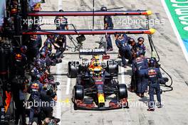 Max Verstappen (NLD) Red Bull Racing RB16B makes a pit stop. 27.06.2021. Formula 1 World Championship, Rd 8, Steiermark Grand Prix, Spielberg, Austria, Race Day.