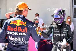 (L to R): Max Verstappen (NLD) Red Bull Racing celebrates his pole position in qualifying parc ferme with Lewis Hamilton (GBR) Mercedes AMG F1. 26.06.2021. Formula 1 World Championship, Rd 8, Steiermark Grand Prix, Spielberg, Austria, Qualifying Day.