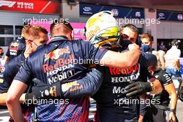 Max Verstappen (NLD) Red Bull Racing celebrates his pole position with the team in qualifying parc ferme. 26.06.2021. Formula 1 World Championship, Rd 8, Steiermark Grand Prix, Spielberg, Austria, Qualifying Day.