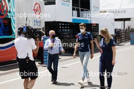 George Russell (GBR) Williams Racing with Johnny Herbert (GBR) Sky Sports F1 Presenter. 27.06.2021. Formula 1 World Championship, Rd 8, Steiermark Grand Prix, Spielberg, Austria, Race Day.