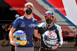 (L to R): Nicholas Latifi (CDN) Williams Racing with Fernando Alonso (ESP) Alpine F1 Team - helmet swap. 24.06.2021. Formula 1 World Championship, Rd 8, Steiermark Grand Prix, Spielberg, Austria, Preparation Day.