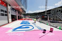 Circuit atmosphere - BWT branding being painted in the pits. 24.06.2021. Formula 1 World Championship, Rd 8, Steiermark Grand Prix, Spielberg, Austria, Preparation Day.