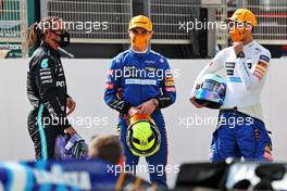 (L to R): Lewis Hamilton (GBR) Mercedes AMG F1 with Lando Norris (GBR) McLaren and Daniel Ricciardo (AUS) McLaren. 12.03.2021. Formula 1 Testing, Sakhir, Bahrain, Day One.