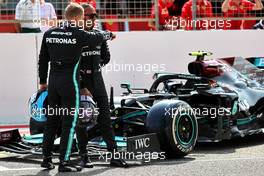 (L to R): Valtteri Bottas (FIN) Mercedes AMG F1 W12 with Lewis Hamilton (GBR) Mercedes AMG F1. 12.03.2021. Formula 1 Testing, Sakhir, Bahrain, Day One.