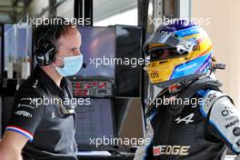 (L to R): Karel Loos (BEL) Alpine F1 Team Race Engineer with Fernando Alonso (ESP) Alpine F1 Team. 13.03.2021. Formula 1 Testing, Sakhir, Bahrain, Day Two.