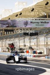George Russell (GBR) Williams Racing FW43B passing a tribute banner to Murray Walker. 14.03.2021. Formula 1 Testing, Sakhir, Bahrain, Day Three.