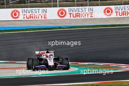 Nikita Mazepin (RUS) Haas F1 Team VF-21 runs wide. 08.10.2021 Formula 1 World Championship, Rd 16, Turkish Grand Prix, Istanbul, Turkey, Practice Day.