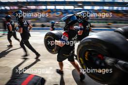 Alpine F1 Team mechanics. 08.10.2021 Formula 1 World Championship, Rd 16, Turkish Grand Prix, Istanbul, Turkey, Practice Day.