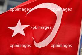 Grid atmosphere - Turkish flag. 10.10.2021. Formula 1 World Championship, Rd 16, Turkish Grand Prix, Istanbul, Turkey, Race Day.