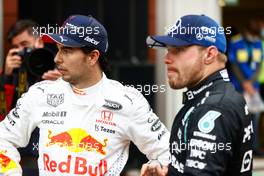 (L to R): Sergio Perez (MEX) Red Bull Racing with Valtteri Bottas (FIN) Mercedes AMG F1 in parc ferme. 10.10.2021. Formula 1 World Championship, Rd 16, Turkish Grand Prix, Istanbul, Turkey, Race Day.