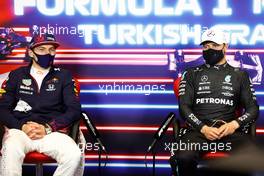 (L to R): Max Verstappen (NLD) Red Bull Racing with race winner Valtteri Bottas (FIN) Mercedes AMG F1 in the post race FIA Press Conference. 10.10.2021. Formula 1 World Championship, Rd 16, Turkish Grand Prix, Istanbul, Turkey, Race Day.