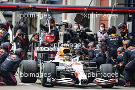 Sergio Perez (MEX) Red Bull Racing RB16B makes a pit stop. 10.10.2021. Formula 1 World Championship, Rd 16, Turkish Grand Prix, Istanbul, Turkey, Race Day.