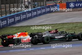 Lewis Hamilton (GBR) Mercedes AMG F1 W12 and Sergio Perez (MEX) Red Bull Racing RB16B battle for position. 10.10.2021. Formula 1 World Championship, Rd 16, Turkish Grand Prix, Istanbul, Turkey, Race Day.