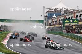 Valtteri Bottas (FIN) Mercedes AMG F1 W12 leads at the start of the race. 10.10.2021. Formula 1 World Championship, Rd 16, Turkish Grand Prix, Istanbul, Turkey, Race Day.