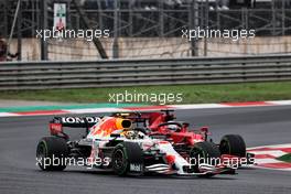 Sergio Perez (MEX) Red Bull Racing RB16B and Charles Leclerc (MON) Ferrari SF-21 battle for position. 10.10.2021. Formula 1 World Championship, Rd 16, Turkish Grand Prix, Istanbul, Turkey, Race Day.