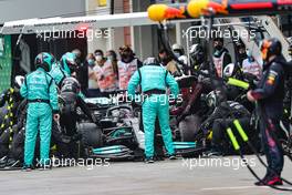 Lewis Hamilton (GBR) Mercedes AMG F1 W12 makes a pit stop. 10.10.2021. Formula 1 World Championship, Rd 16, Turkish Grand Prix, Istanbul, Turkey, Race Day.
