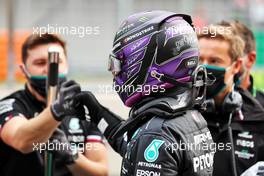 Lewis Hamilton (GBR) Mercedes AMG F1 celebrates being fastest in qualifying in parc ferme. 09.10.2021. Formula 1 World Championship, Rd 16, Turkish Grand Prix, Istanbul, Turkey, Qualifying Day.
