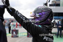 Lewis Hamilton (GBR) Mercedes AMG F1 celebrates being fastest in qualifying. 09.10.2021. Formula 1 World Championship, Rd 16, Turkish Grand Prix, Istanbul, Turkey, Qualifying Day.