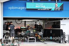 Mercedes AMG F1 W12 of Valtteri Bottas (FIN) being built in the pit garage. 07.10.2021. Formula 1 World Championship, Rd 16, Turkish Grand Prix, Istanbul, Turkey, Preparation Day.